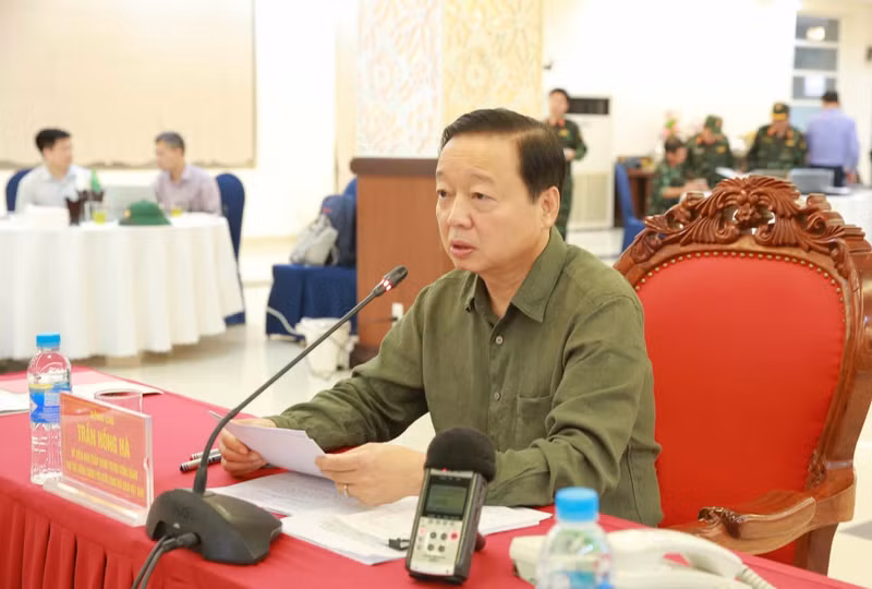 政府副总理陈红河在政府设于义安省的前方指挥所主持召开会议。（图片来源：VGP）