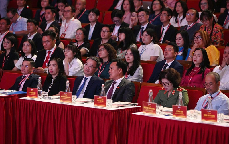 与会代表。