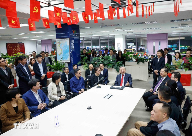 苏林总书记走访慰问越南电视台。