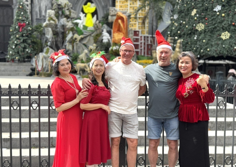 外国游客在河内欢乐迎接圣诞节。