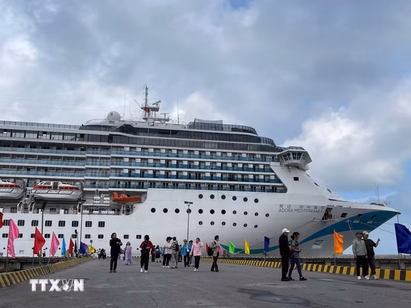 2026丙午马年新春首艘国际邮轮抵达顺化真云港开启旅游季。（图片来源：越通社）