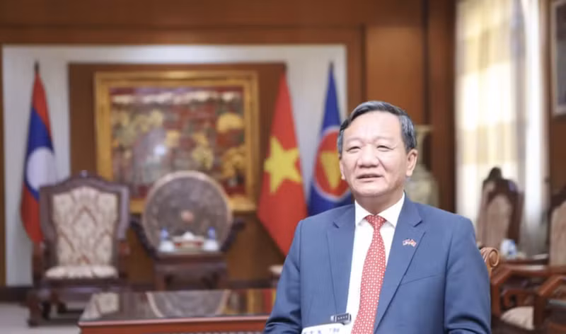 越南驻老挝大使阮明心接受记者采访。（图片来源：越通社）