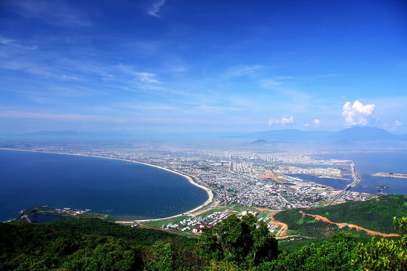 从山茶半岛俯瞰岘港市。