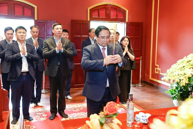 越南政府总理范明正在升龙皇城敬香缅怀先贤。