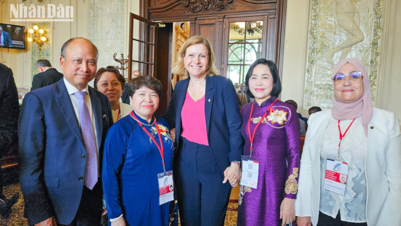 越南国会副主席阮氏青会见法国国民议会议长娅埃尔·布朗·皮韦。