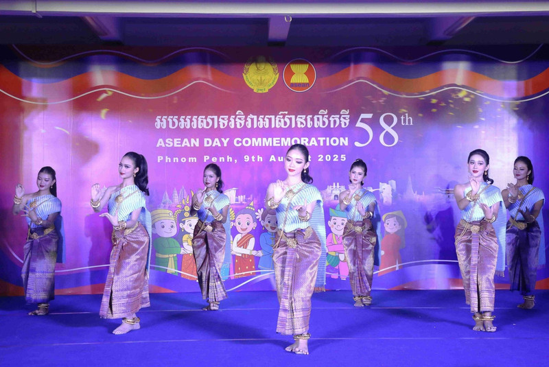 东盟成立58周年庆典文艺表演节目。（图片来源：越通社）