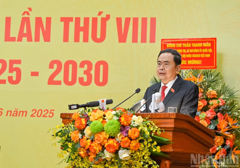 国会主席陈青敏在会议上发表讲话。