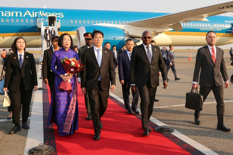 国家主席梁强与夫人抵达罗安达，开始对安哥拉进行国事访问。（图片来源：越通社）