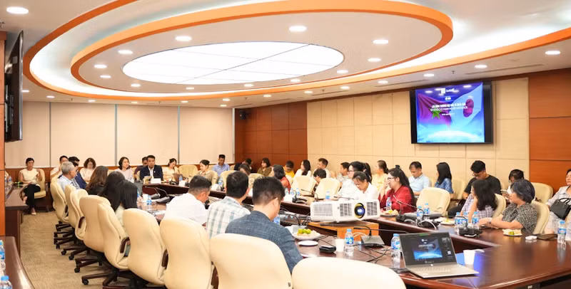 河内市中小型企业协会同ONE-VALUE有限公司联合举行的研讨会。