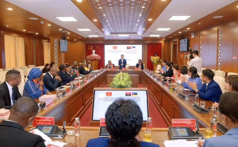 2025年安哥拉和莫桑比克管理干部专题研究、考察与交流项目闭幕。（图片来源：胡志明国家政治学院）