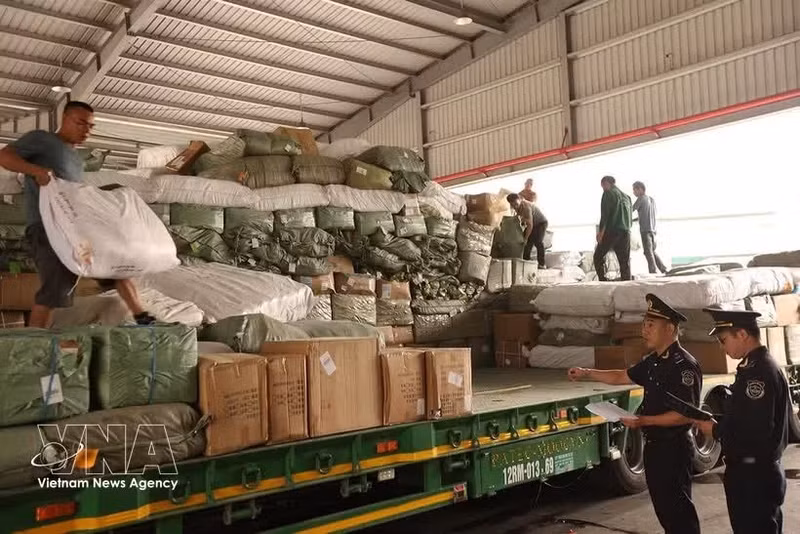 谅山省友谊国际口岸海关力量对进口车辆及货物实施监管。（图片来源：越通社）