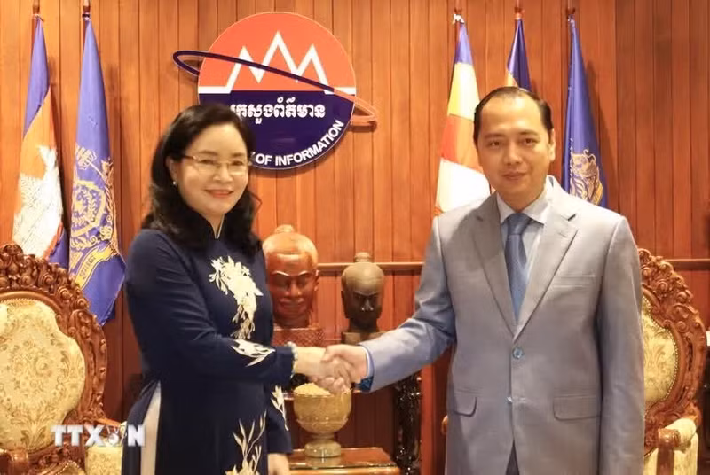 越南文化体育与旅游部副部长郑氏水和柬埔寨新闻部部长涅帕特拉。（图片来源：越通社）