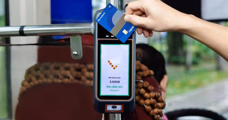 在公交车上实施NAPAS非接触式银行卡支付。