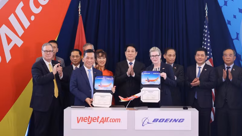 国家主席梁强见证波音集团与越捷航空签署首架波音737-8飞机交付协议。（图片来源：越通社）