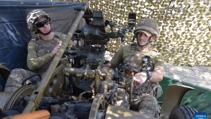 乌克兰士兵在乌克兰库皮扬斯克地区操作武器。（图片来源：新华社）