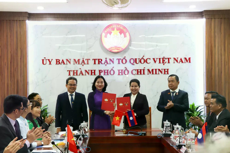 越南祖国阵线胡志明市委员会与老挝建国阵线万象委员会、老挝建国阵线占巴塞省委员会在胡志明市签署2025年至2030年阶段合作谅解备忘录。
