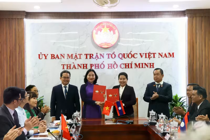 越南祖国阵线胡志明市委员会与老挝建国阵线万象委员会、老挝建国阵线占巴塞省委员会在胡志明市签署2025年至2030年阶段合作谅解备忘录。