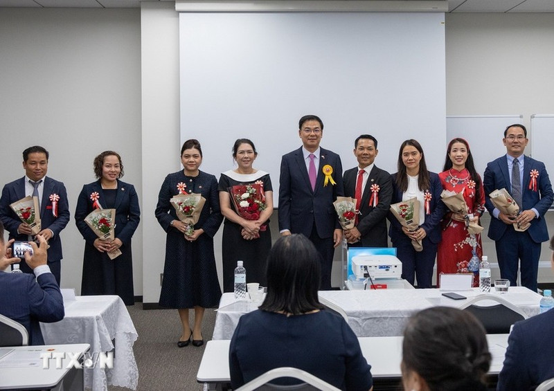 越南驻日本大使范光效与协会新一届委员会成员合影留念。（图片来源：越通社）