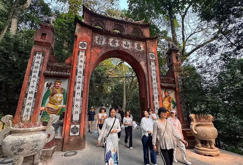 考察团实地考察雄王庙历史遗址群。