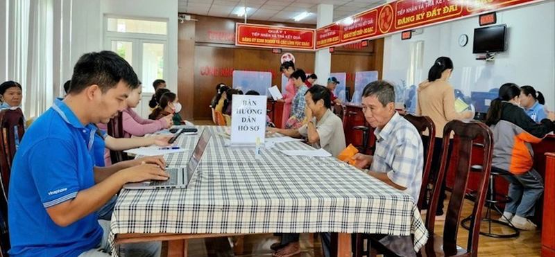 民众来到龙富乡行政服务中心办理行政手续。（图片来源：VOV）