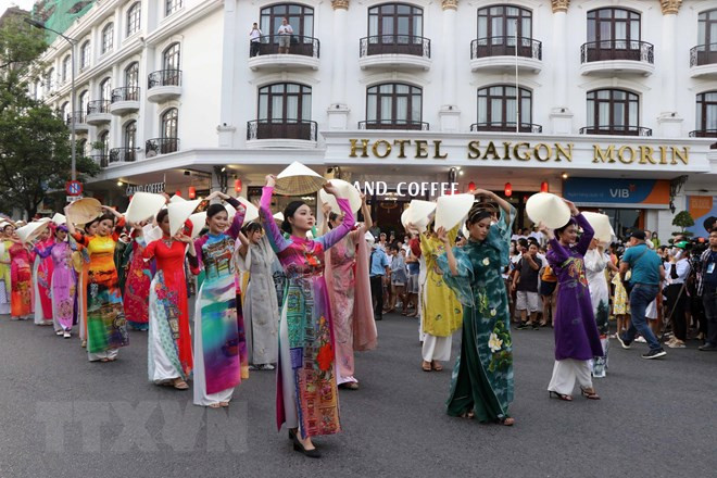 2022年顺化节：文化色彩的街头艺术节热闹开场 ảnh 1