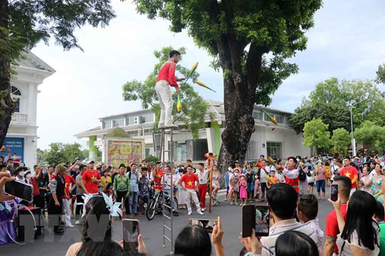 2022年顺化节：文化色彩的街头艺术节热闹开场 ảnh 8