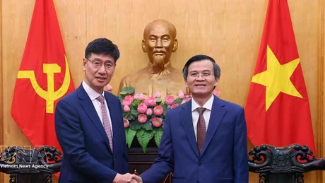 胡志明国家政治学院院长段明训副教授会见三星（越南）公司总经理罗基洪。