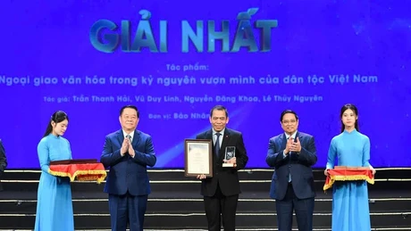 范明正总理和阮重义同志向《人民报》作者组代表颁发“民族崛起时代的文化外交”摄影类别一等奖。（图：世代）