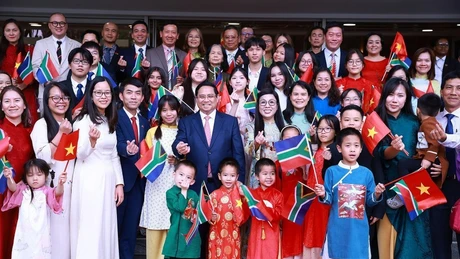 越南政府总理范明正与夫人会见旅居南非越南人社群。