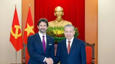 越共中央总书记苏林会见斯洛伐克副总理兼国防部长罗贝尔特·卡利尼亚克。