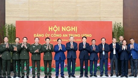 苏林总书记和各位党和国家领导人以及各位代表出席会议。