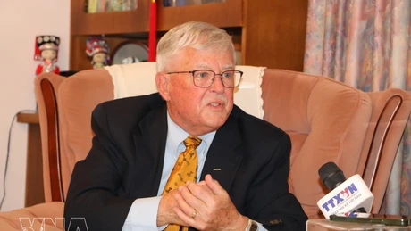 澳大利亚新南威尔士大学澳大利亚国防学院的卡尔·塞耶（Carl Thayer）教授接受越通社记者的采访。（图片来源：越通社）