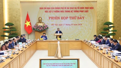 越南政府总理、法律障碍核查处理指导委员会主任范明正主持会议。