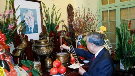 苏林总书记敬香缅怀已故越共中央总书记黎笋。（图片来源：越通社）