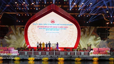 越南文化体育与旅游部文化遗产局局长黎氏秋贤在活动上向宁平省公布并颁发政府总理关于将三祝群体列为国家级特殊遗迹的决定。