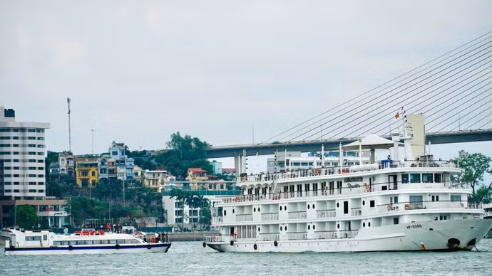 下龙湾至兰夏湾跨湾精品旅游航线开通运营。