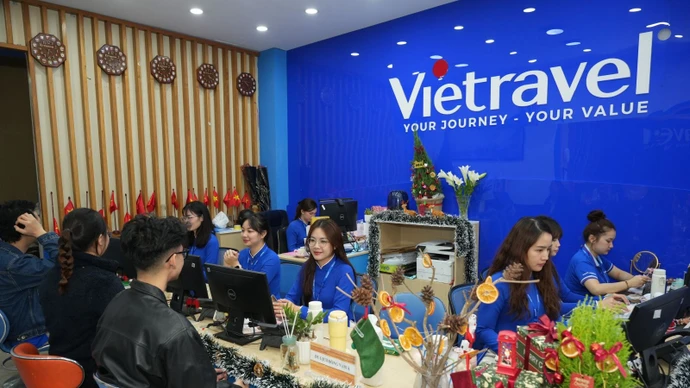 附图：Vietravel工作人员对旅客提供咨询。