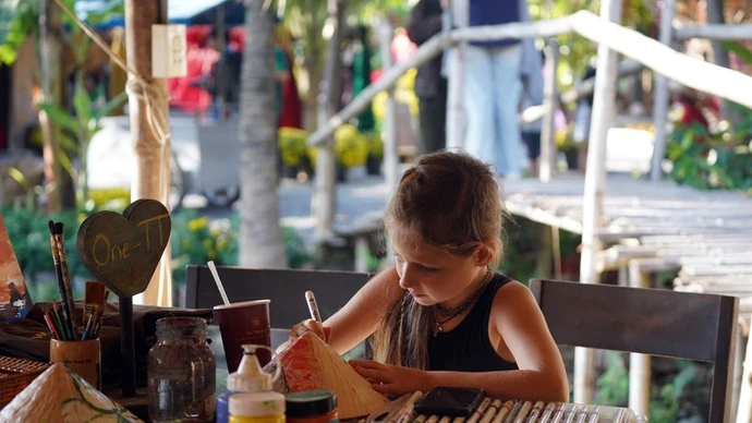 芽庄以传统春节文化空间吸引游客。