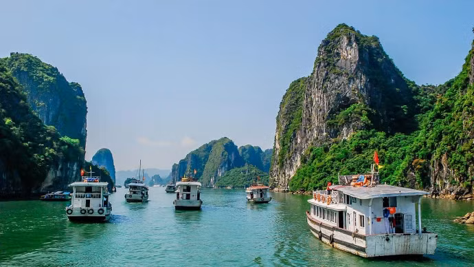 附图：世界自然遗产下龙湾一角。