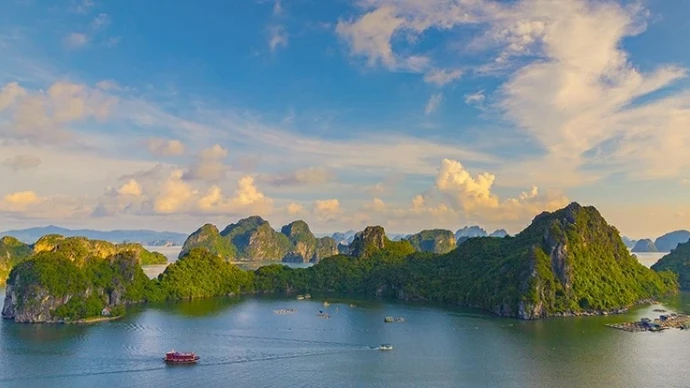 拜子龙湾被美国杂志誉为'东南亚奇观'。