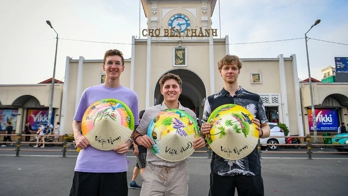 德国游客游览胡志明市。（成达 摄）