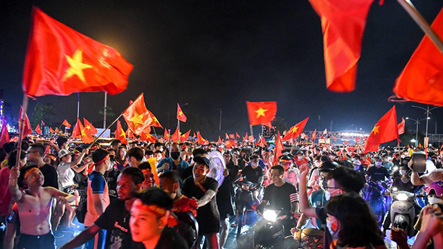 越南各地人民纷纷涌出家门 喜庆U23足球队赢得东运动男足冠军（组图） ảnh 3