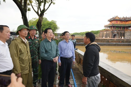 越南政府副总理梅文正前往顺化皇城检查内涝情况。