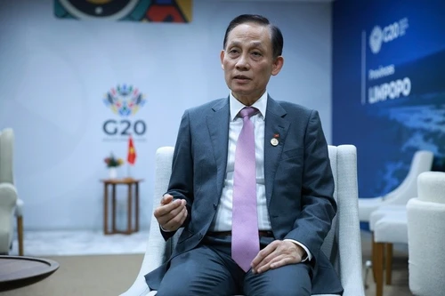 越共中央书记处书记、外交部长黎怀忠接受媒体记者的采访。