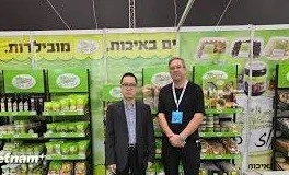 越南驻以色列商务参赞黎泰和参观展位。