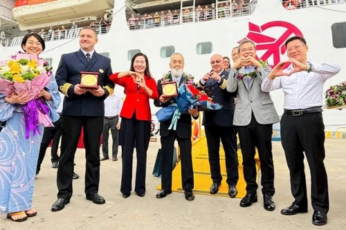 广宁省和旅游业领导欢迎国际游客到访下龙湾。