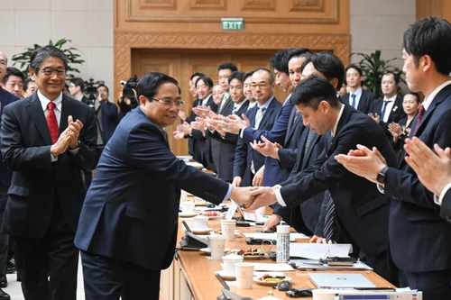 越南政府总理范明正主持与日本企业对话会。