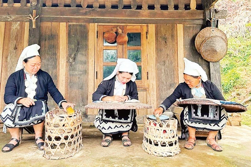 高平省怀考村的艺人正在进行刺绣和蜂蜡印花纹工艺制作。