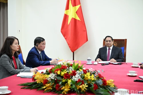 越南政府总理范明正与新加坡总理黄循财通电话。