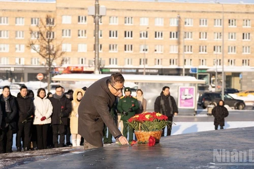 越南驻俄罗斯大使邓明魁在胡志明主席雕像前敬献鲜花。